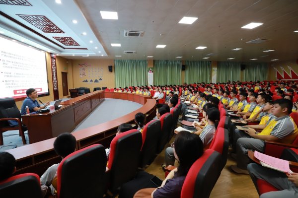 融丰配资 广西百色“开学第一课”：劳模工匠精神点亮青春梦想