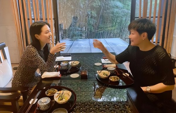 鼎东策略 李咏女儿海边参加婚礼，23岁法图麦恋爱后愈发漂亮！男友背景强大