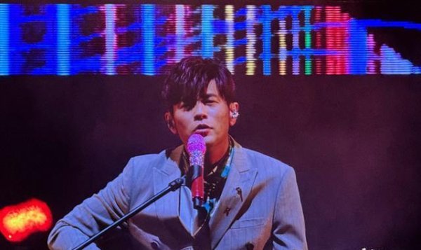 国汇策略 哦!演出—造型被调侃、唱功被吐槽！周杰伦济南开唱，开口即青回